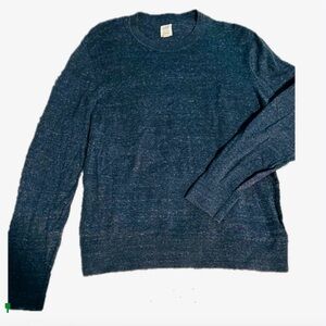 GAP Men’s lightweight long sleeve shirt size medium color is blue.